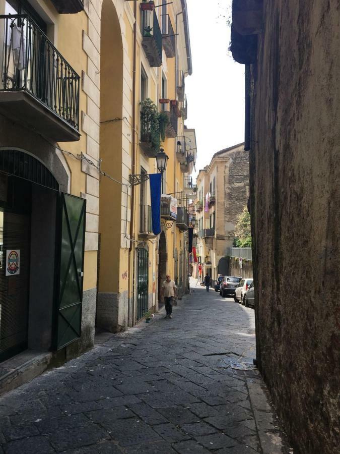 Casa Flo Con Terrazza E Ascensore Σαλέρνο Εξωτερικό φωτογραφία